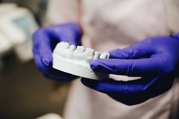L'importance de l'utilisation du fil dentaire pour une hygiène bucco-dentaire impeccable